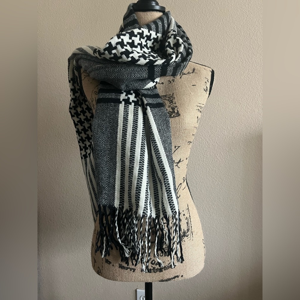 Ladies Houndstooth Scarf